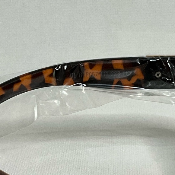 Chic Tortoise Shell Sunglasses - Picture 5 of 5